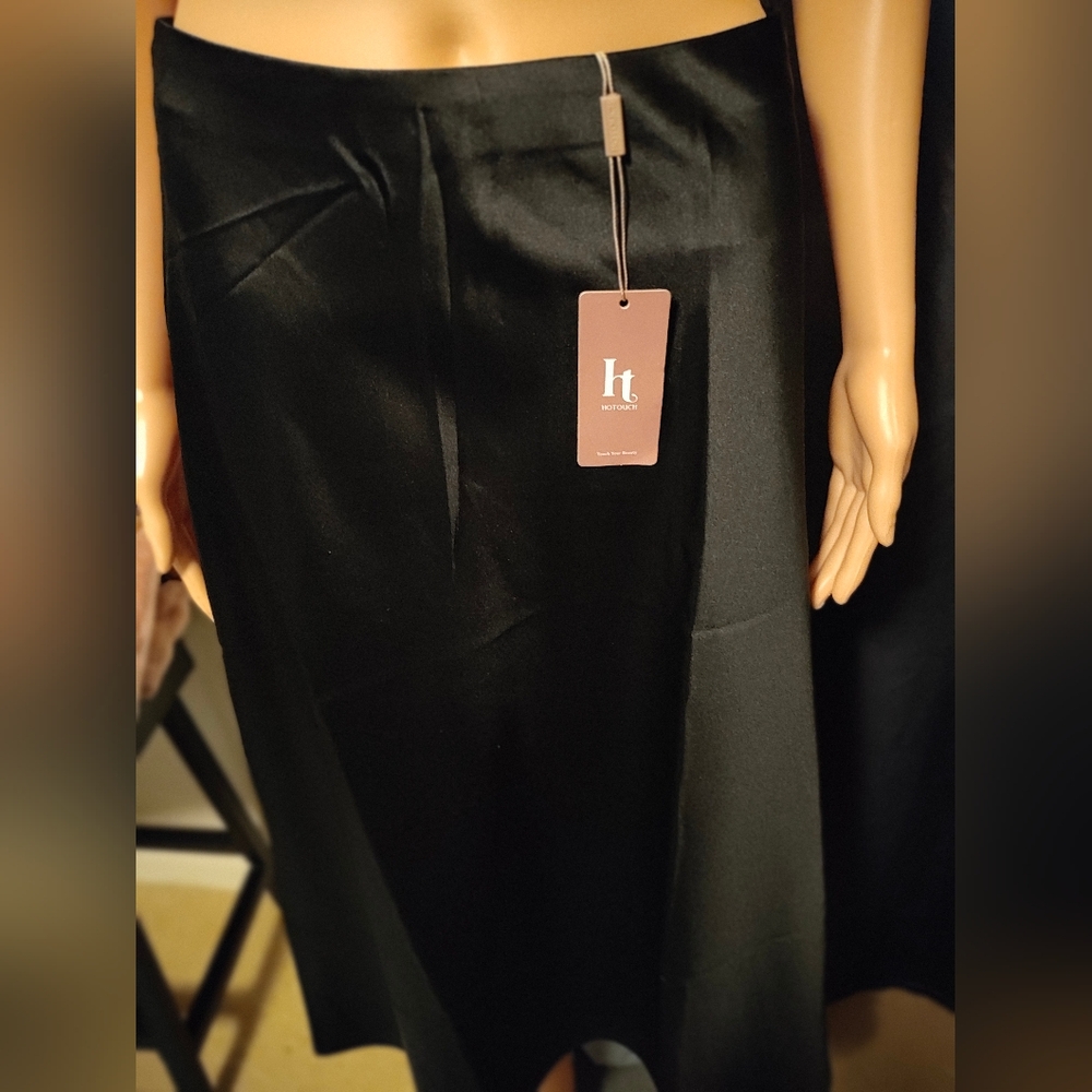 Elegant Black Satin Skirt - Picture 2 of 7